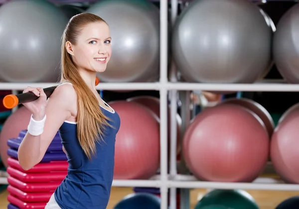 Sportvrouw werkt met gymnastische stok — Stockfoto