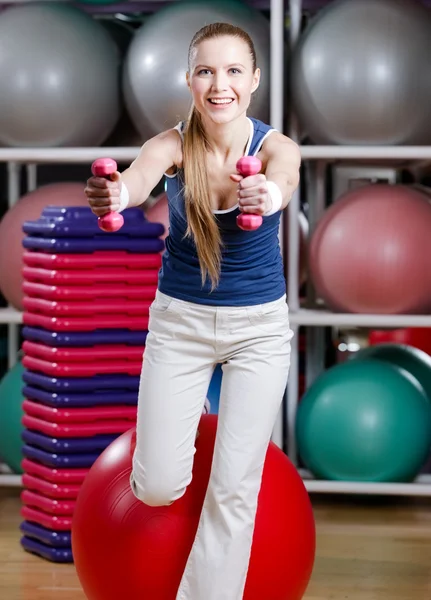 Bonita esportista trabalhando com halteres — Fotografia de Stock