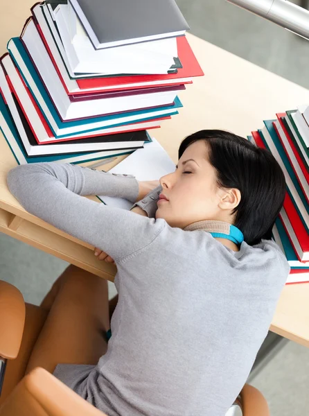 Schöne Studentin schläft am Schreibtisch — Stockfoto