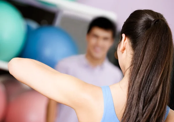 Coach shows exercises to group of — Stock Photo, Image