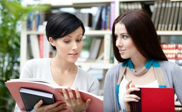 Estudantes leem na biblioteca — Fotografia de Stock