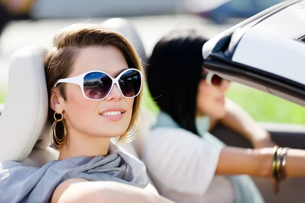 Primer plano de las niñas en gafas de sol en el coche convertible — Foto de Stock