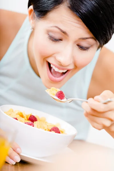 Girl eating healthy breakfast — Stock Photo, Image