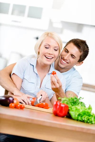 Couple cooking breakfast together — Stock Photo, Image