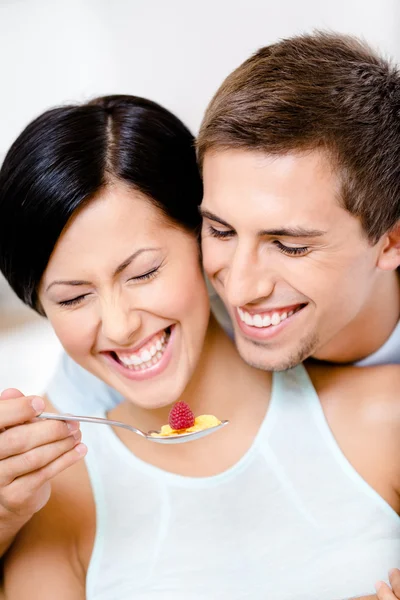 Close-up de homem alimentando sua namorada — Fotografia de Stock