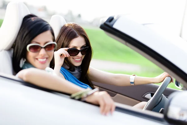 Zwei glückliche Freunde fahren Auto — Stockfoto