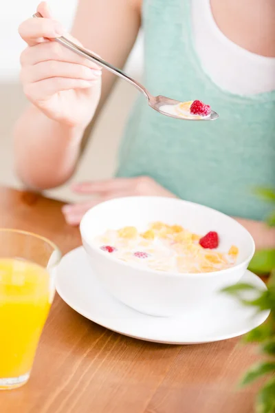 Close up view of plate with cereals and strawberry — Stock Photo, Image