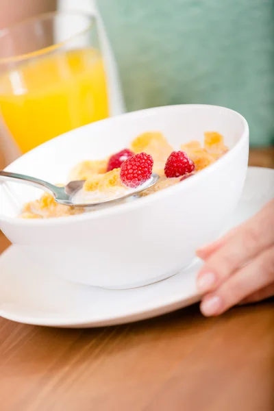 Close up shot of plate with muesli and strawberry — Stock Photo, Image