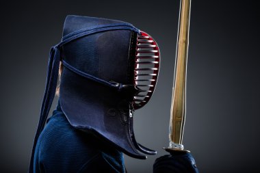 Profil sahibi shinai ile kendoka