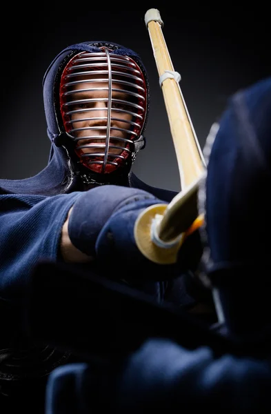 Nahaufnahme des Wettkampfes zweier Kendo-Kämpfer — Stockfoto