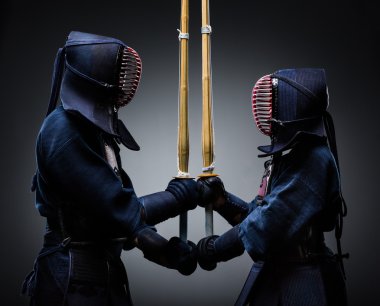 shinai birbirine zıt olan iki kendo savaşçıları