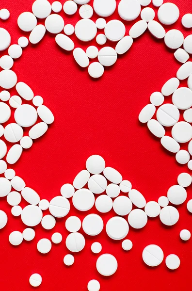 Close up de comprimidos colocados sob a forma de cruz — Fotografia de Stock