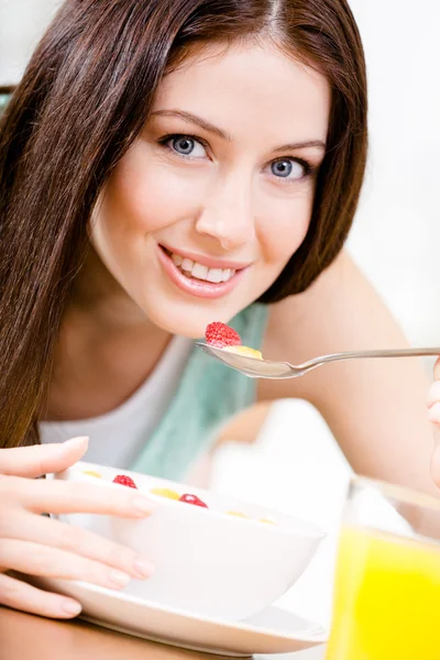 Vrouw op dieet zijn ontbijt eten — Stockfoto