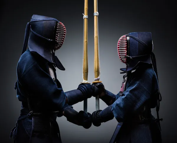 Dwóch zawodników kendo z shinai naprzeciwko siebie — Zdjęcie stockowe