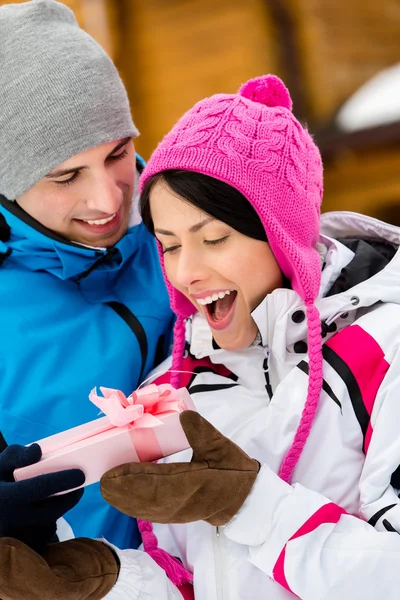 Man giving present to female — Stock Photo, Image