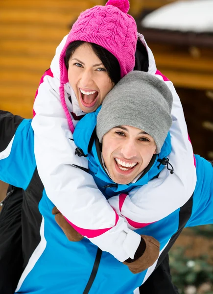 Ungt par att ha roligt under vintern semester — Stockfoto