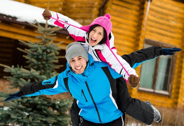 Leuk paar plezier tijdens de wintervakantie — Stockfoto