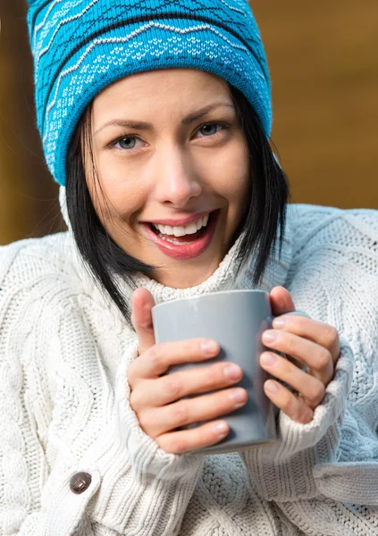 女孩喝茶的肖像 — 图库照片