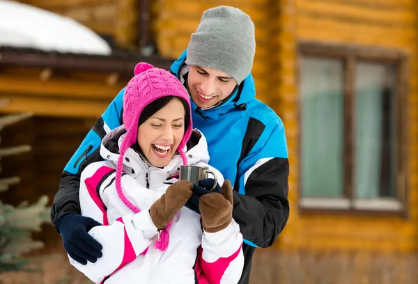 Hugging couple drinks hot tea outdoors — Stock Photo, Image