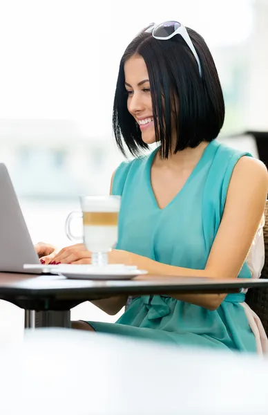 Vrouw die aan de computer werkt — Stockfoto