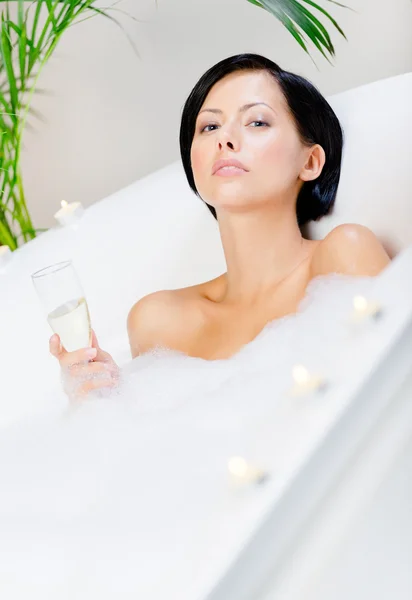 Mujer tomando un baño bebe vino — Foto de Stock