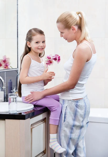 Mother and daughter talk in bathroom — Stock Photo, Image