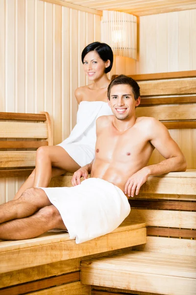 Polonahý muž a žena relaxaci v sauně — Stock fotografie