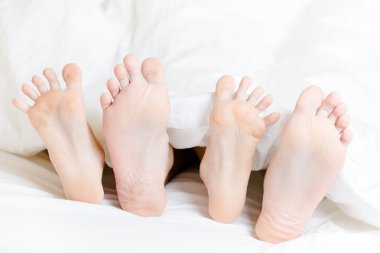 Yatak odasında yatan bir çift ayak görünümü kadar yakın