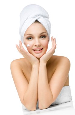 kadın başına havlu ile krem yüz geçerlidir.
