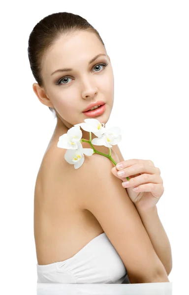 Retrato de mulher entregando orquídea branca — Fotografia de Stock