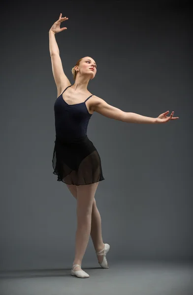 Ganzkörperporträt einer tanzenden Ballerina mit ausgestreckten Armen — Stockfoto