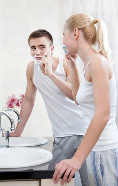 Haciendo procedimientos matutinos pareja está en el baño — Foto de Stock