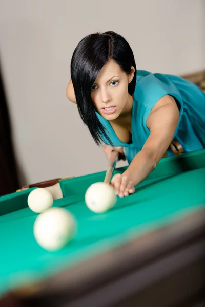 Young woman playing billiard — Stock Photo, Image
