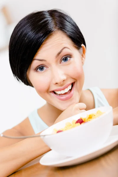 Primo piano della ragazza vicino al piatto con cereali — Foto Stock