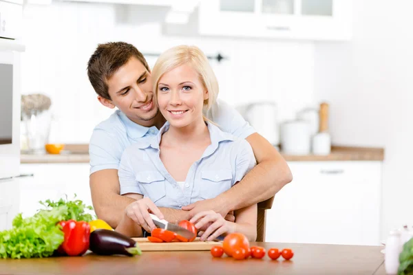 Junges Paar bereitet gemeinsam Frühstück zu — Stockfoto