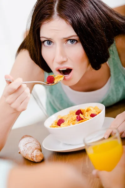 Tjej äter diet frukost — Stockfoto