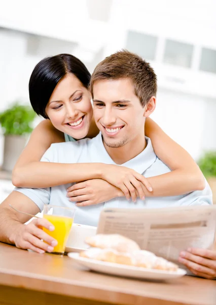 Woman embraces eating boyfriend — Stock Photo, Image