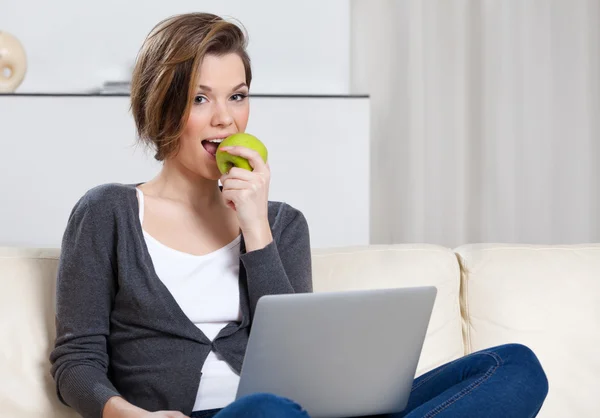 Young girl eats a green apple — Stock Photo, Image