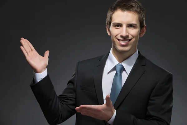 Człowiek biznesu, wskazując z rąk — Zdjęcie stockowe