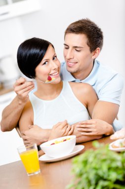 erkek ve kız arkadaşı hugs beslemek