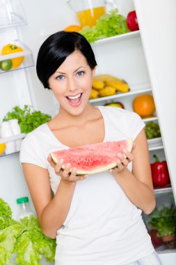 kadın karpuz açılan buzdolabı gelen alır