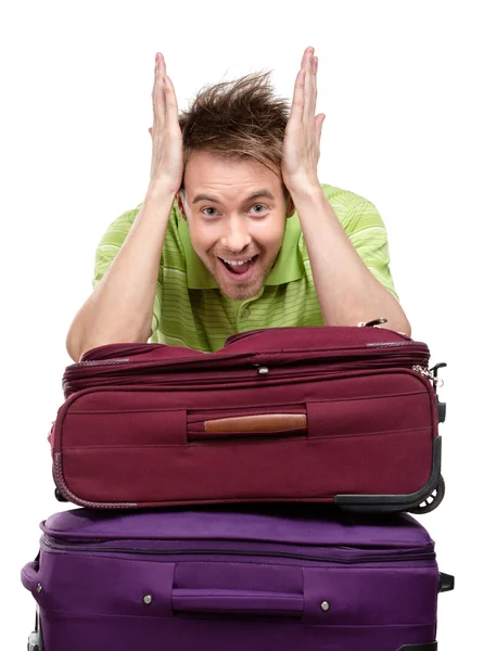 Hombre apoyado en la pila de bolsas de viaje — Foto de Stock