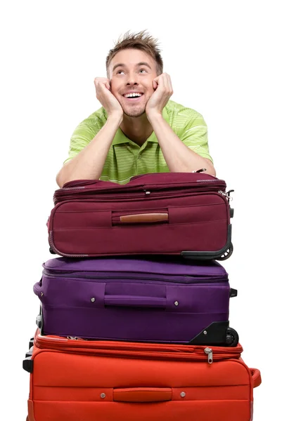 Мужчина, опирающийся на груду чемоданов — стоковое фото