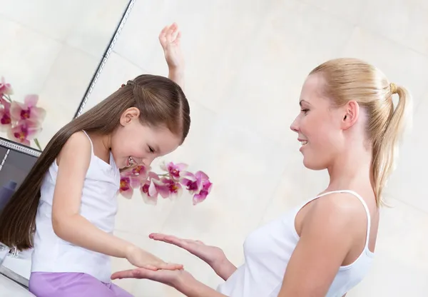 Mother and daughter play in bathroom — Stock Photo, Image