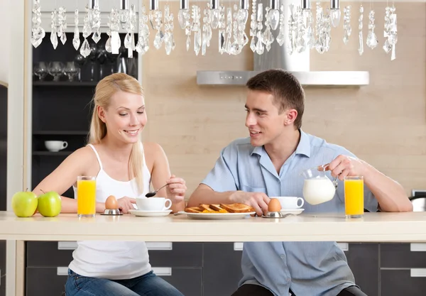 Casal tem um lanche na cozinha — Fotografia de Stock