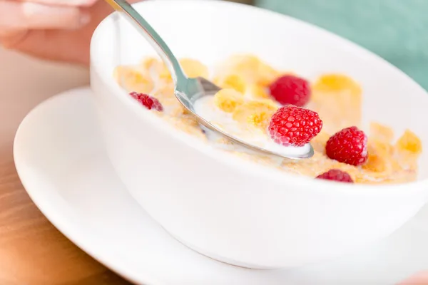 Close-up de placa com muesli e morango — Fotografia de Stock