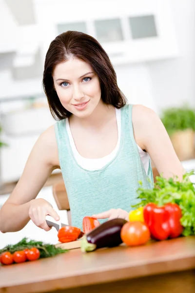 Menina corta mantimentos para salada — Fotografia de Stock