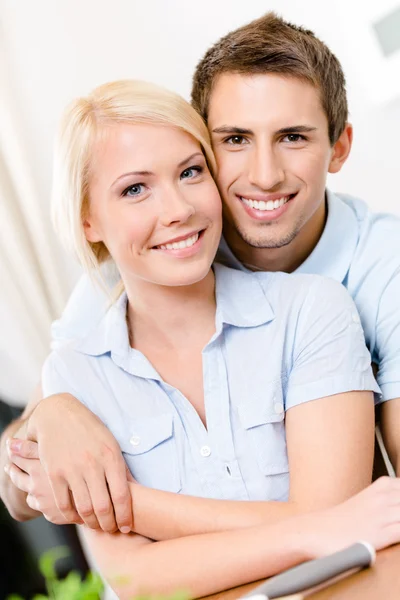 Man knuffels vrouw terwijl ze kookt — Stockfoto