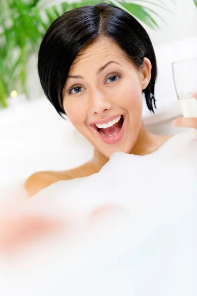 Close up of woman taking a bath drinks alcohol — Stock Photo, Image