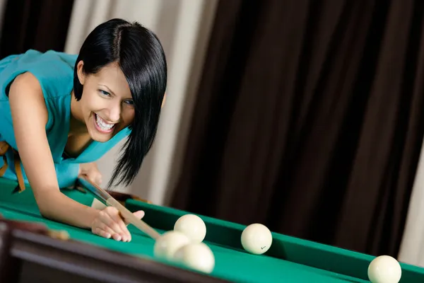 Fille jouer au billard — Photo